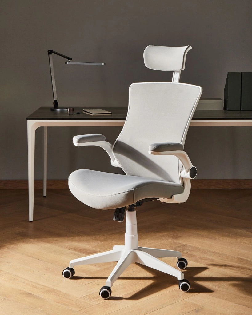 Sedia da ufficio professionale con rivestimento in mesh grigio chiaro Poggiatesta e braccioli regolabili Sedile pneumatico Base girevole