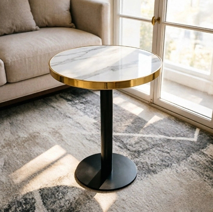 Tavolino da appoggio rotondo moderno con piano effetto marmo bianco e bordo in acciaio inox oro