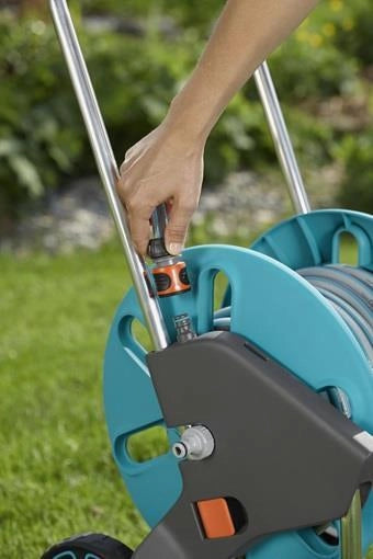 Gardena 18515-20 AquaRoll M Easy Carrello Avvolgitubo Manuale Capacita' 60 m Diametro Tubo 13 15 19 mm con Stop Goccia e Resistenza al Gelo colore Nero Blu Arancione