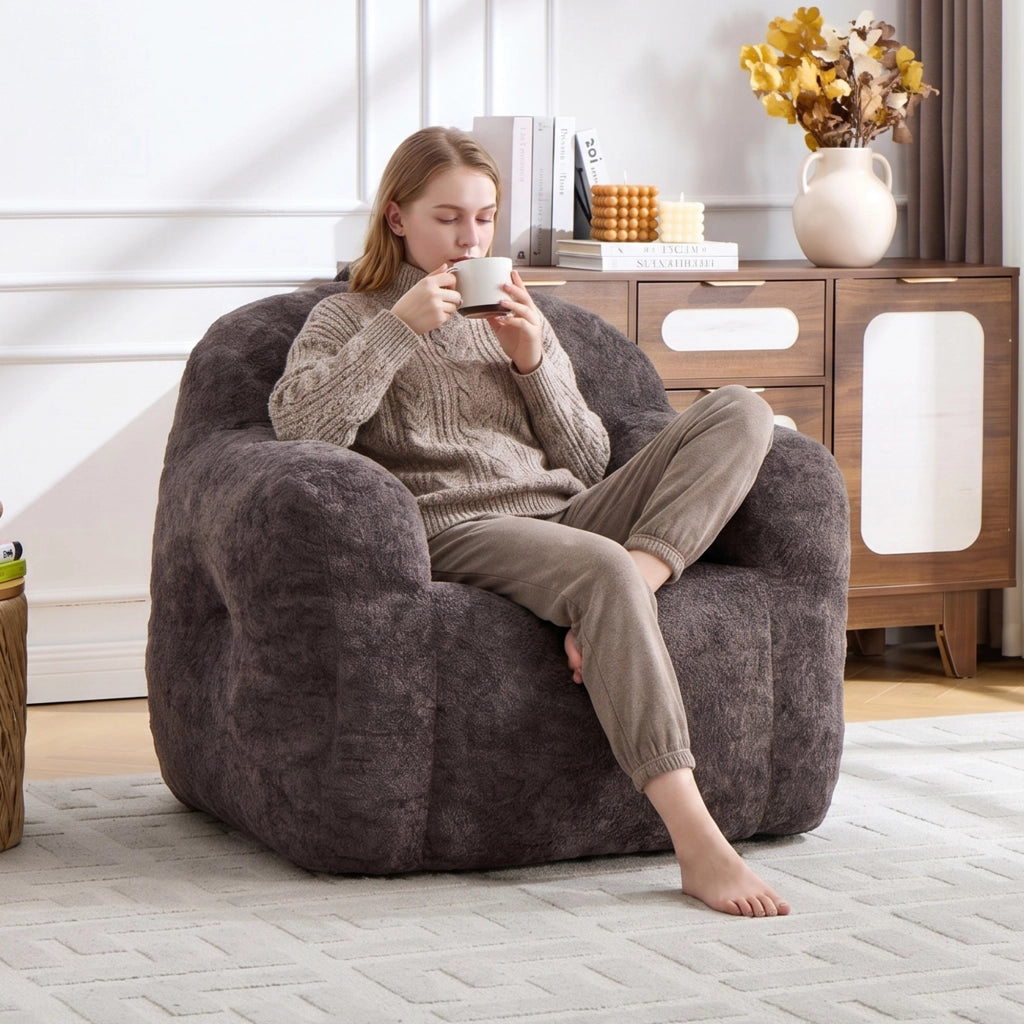 Pouf con imbottitura in schiuma sminuzzata e schienale ergonomico con braccioli, in pelliccia sintetica, grigio scuro