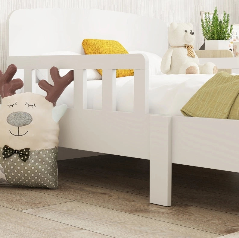 Letto per bambini basso con sponde di sicurezza; legno; bianco