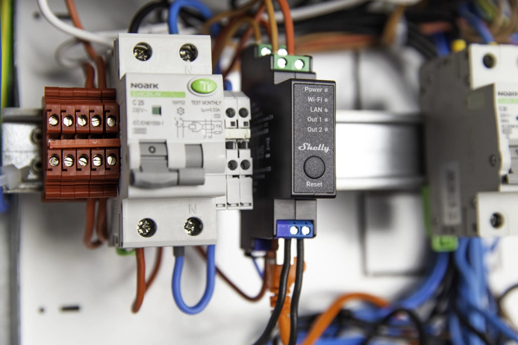 SHELLY PRO 2PM rel√® montabile su guida DIN. 2 canali. Wi-Fi. LAN e Bluetooth. controllo tapparelle. controllo consumi