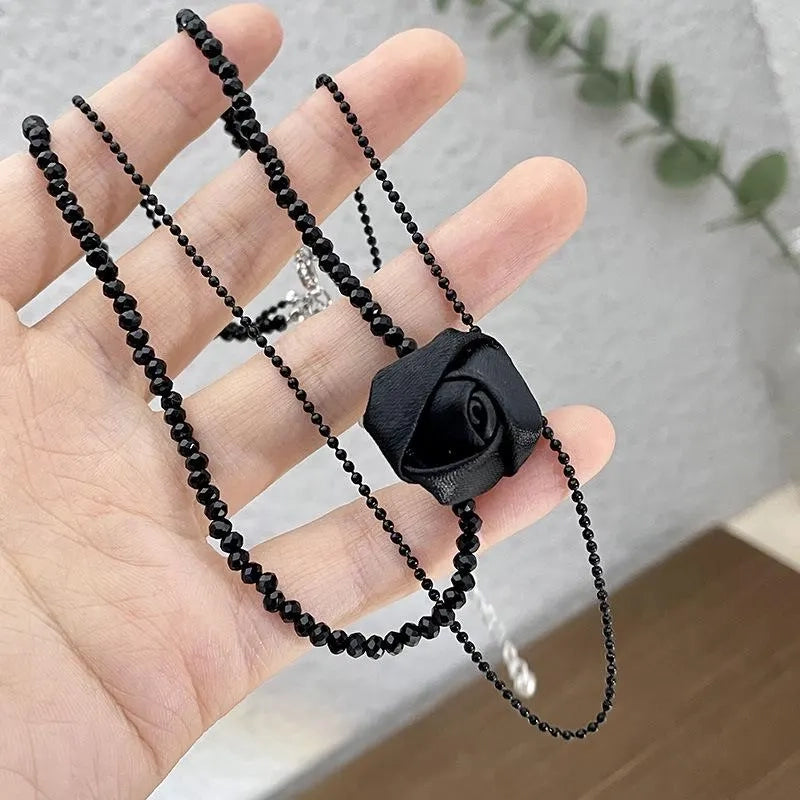 Collana con rosa e perline di cristallo nero: gioiello gotico fatto a mano, idea regalo