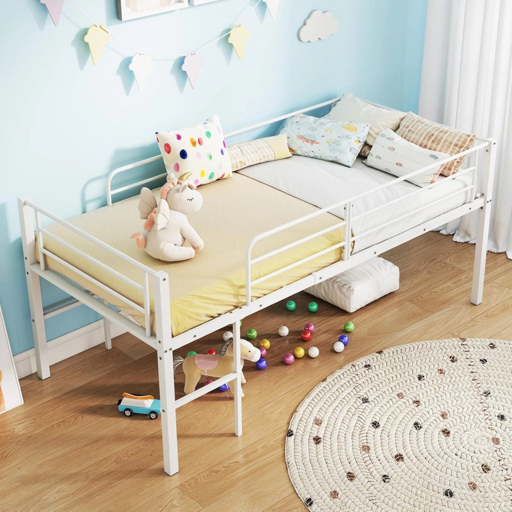 Letto a Castello in Metallo, Letto per Bambini con Protezione Anticaduta e Scala su Entrambi i Lati, Letto per Ragazzi con Rete a Doghe e Ampio Spazio Giochi/Ripostiglio sotto Letto (Bianco)