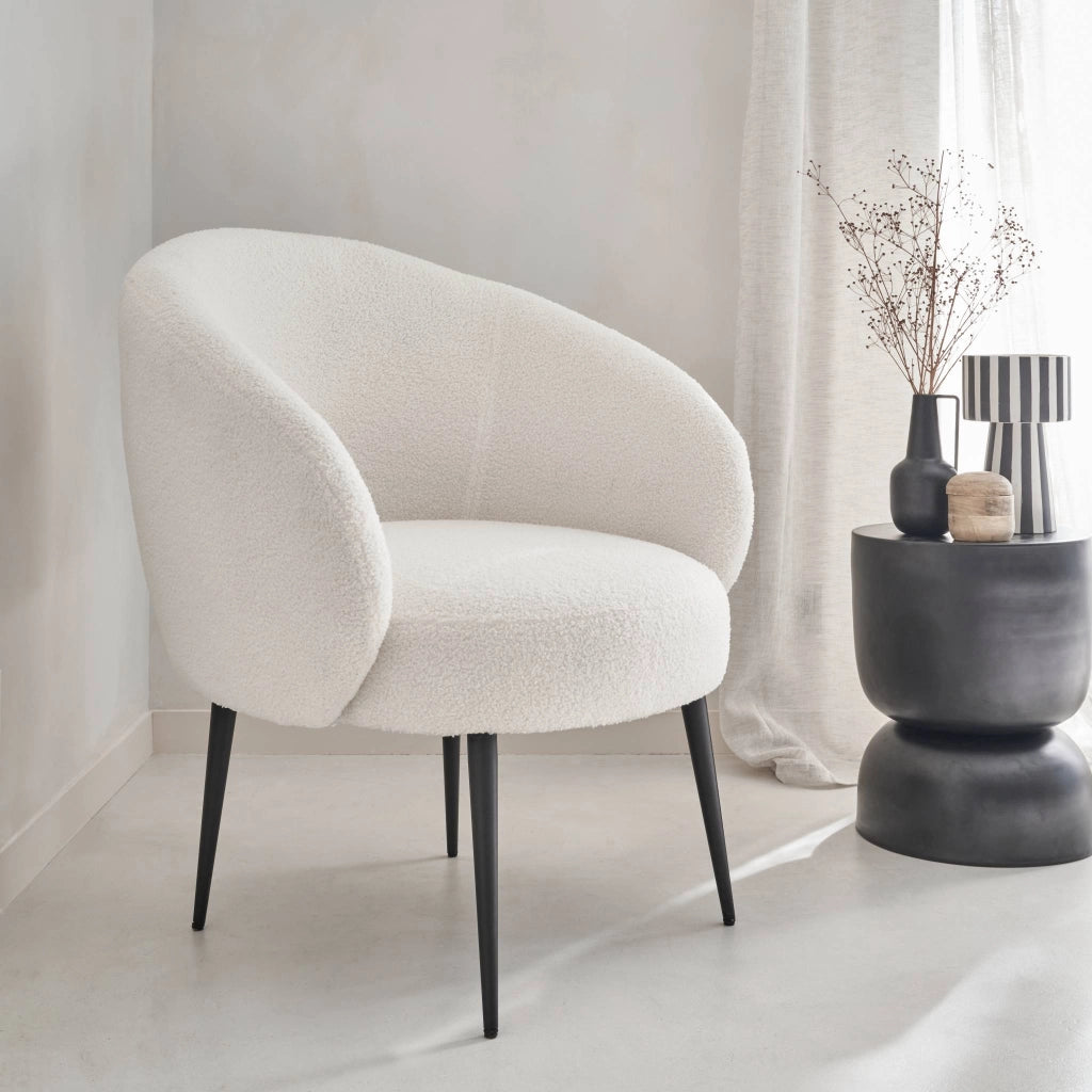 Poltrona di design in boulcé bianca e metallo, crema