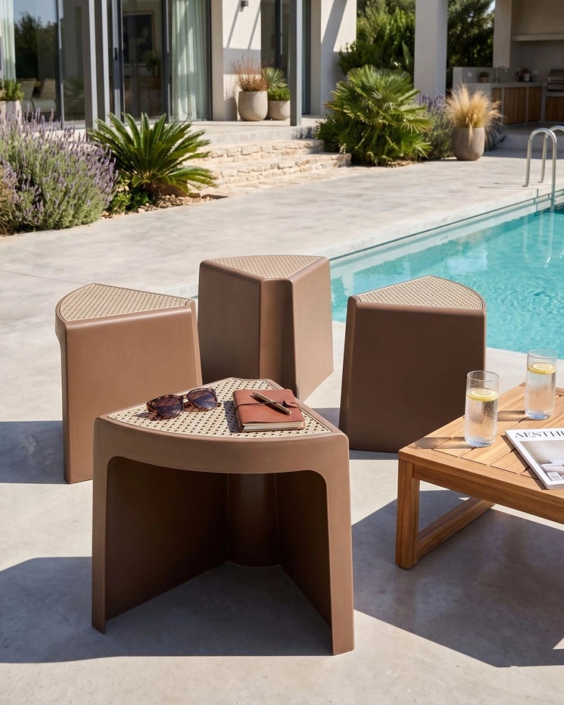 Set da 4 sgabelli da giardino in materiale sintetico marrone sedute aggiuntive per patio poggiapiedi impilabili