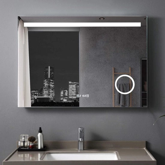 Specchio Bagno con Illuminazione LED 80 x 60 cm | Specchio da Parete Senza Fonte di Luce, con Funzione Anti-Condensazione, Orologio e Prese Elettriche