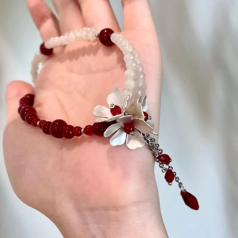 Collana con nappa di fiori di cristallo fatta a mano: gioiello a doppio strato con perline