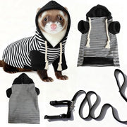 Outfit con cappuccio per piccoli animali domestici, comprensivo di cinturino, adatto per passeggiate all'aperto, compatibile con conigli, topi, cavi, hamster, cani e gatti (nero-bianco + cinturino).