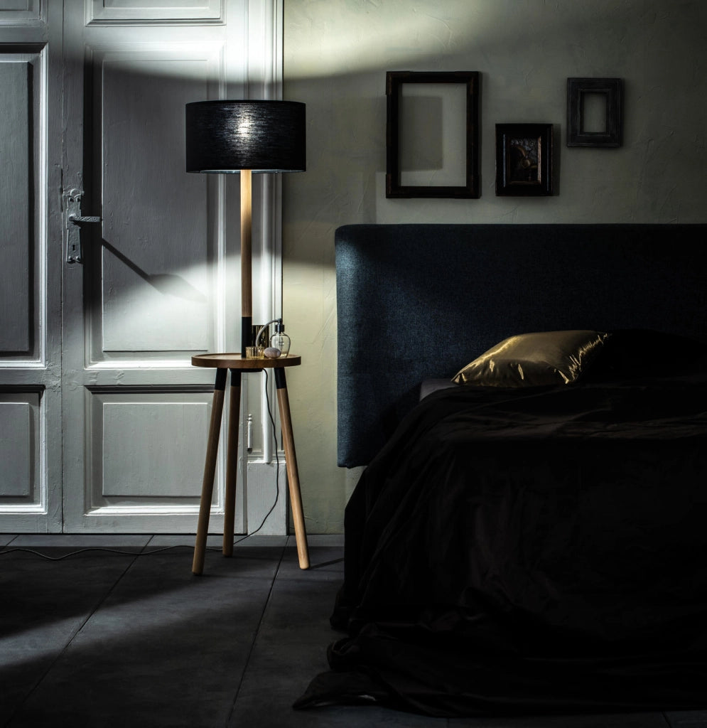 Lampada da terra Acrux in legno di faggio nero con paralume in tessuto, ricarica wireless integrata e porta USB - Modello LA/133/N