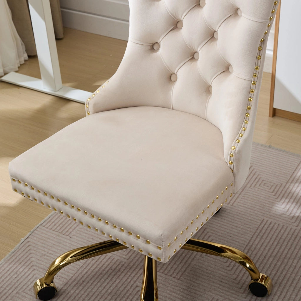 Sedia da ufficio girevole in velluto con seduta ampia schienale trapuntato e base metallica dorata beige