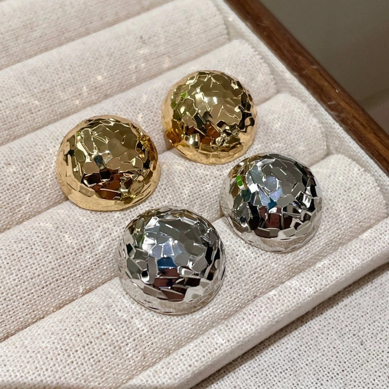 Schegge metalliche, scintillii ghiacciati, orecchini emisferici da donna, che emanano uno stile sofisticato ed elegante.