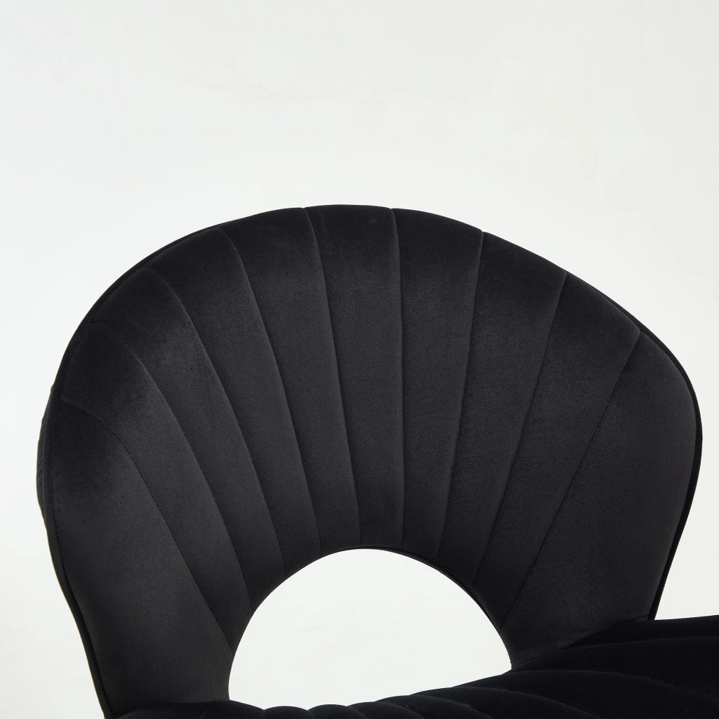 Sedia da pranzo in velluto nero con struttura in metallo, schienale curvo e design senza braccioli