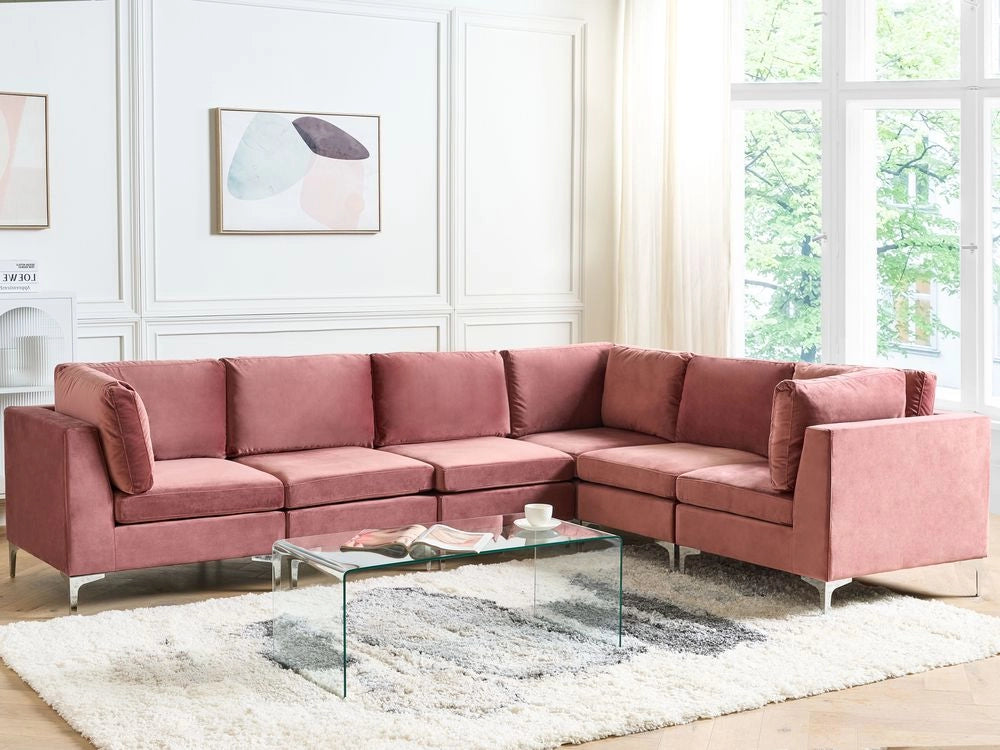 Divano componibile ad angolo versione sinistra in velluto rosa 6 posti a forma di L con gambe in metallo argento stile glamour