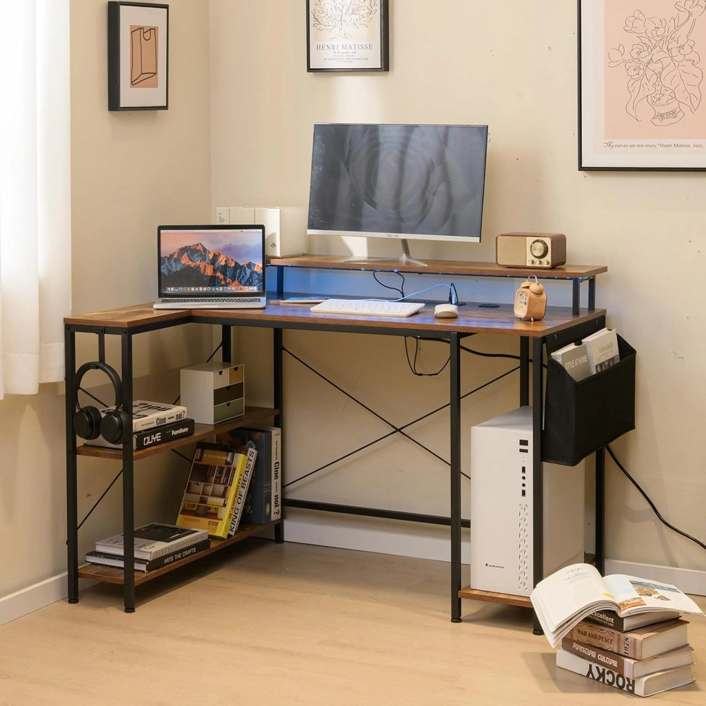 Scrivania Angolare da Gaming, Scrivania Salvaspazio a Forma di L con Luci LED, Stazione di Ricarica, Ripiani e Supporto per Monitor, Scrivania ad Angolo per Casa e Ufficio (Marrone)