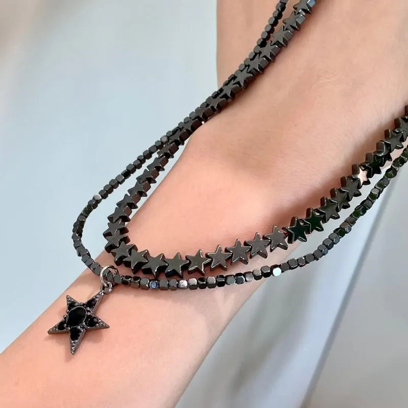Collana fatta a mano con stelle e luna, perline scure sovrapposte, regalo di Natale o di compleanno.