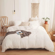 Set di lenzuola boho 135 x 200 cm a due pezzi con pompon e pizzo, set di lenzuola e federe con microvezzi, copriletto con frange e cerniera a zip e cuscini 80 x 80 cm.