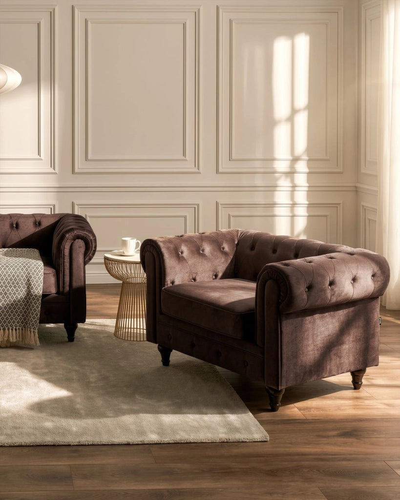 Poltrona Chesterfield in velluto marrone scuro con gambe in legno di gomma stile contemporaneo