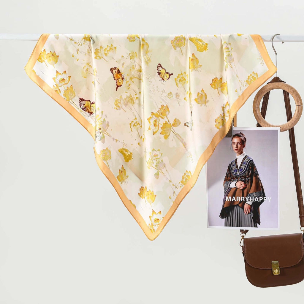 Sciarpa quadrata da donna in seta con stampa di farfalle e fiori di loto, in vera seta.