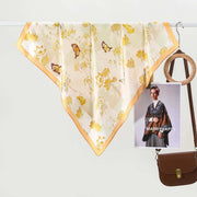Sciarpa quadrata da donna in seta con stampa di farfalle e fiori di loto, in vera seta.