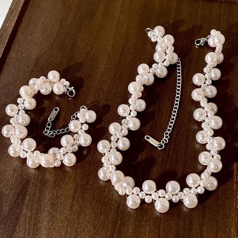 Bracciale e collana di perle irregolari realizzati a mano. Collana fatta a mano.