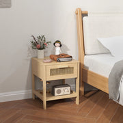 Comodino compatto in legno con cassetto e ripiano aperto, design rattan, 40 x 40 x 48,4 cm, colore naturale