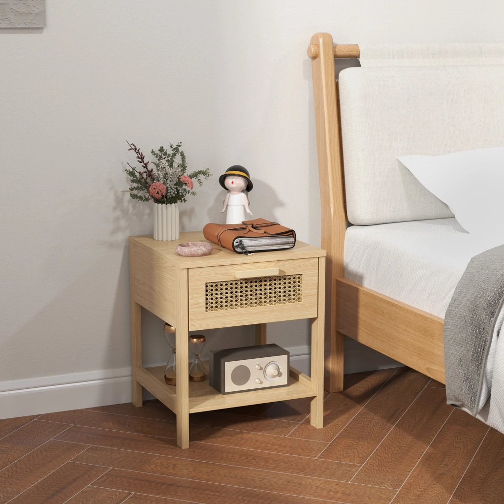 Comodino compatto in legno con cassetto e ripiano aperto, design rattan, 40 x 40 x 48,4 cm, colore naturale