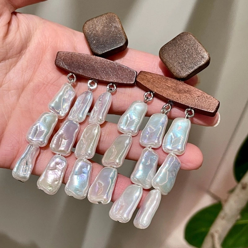 Orecchini da donna in stile barocco con perle dalla forma irregolare, caratterizzati da motivi geometrici esagerati e un tocco artistico e alla moda.