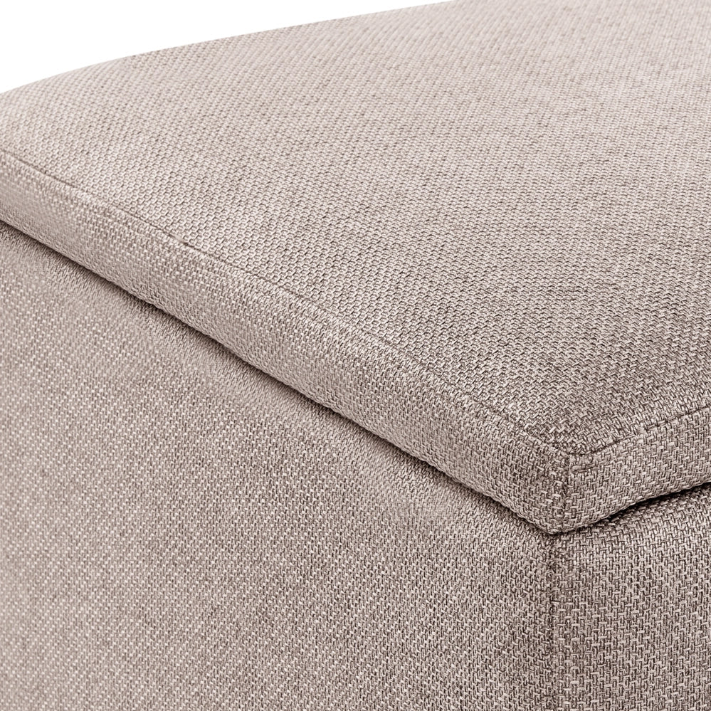 Pouf contenitore in tessuto beige con finitura idrorepellente. Poggiapiedi imbottito con contenitore e seduta per ingresso.