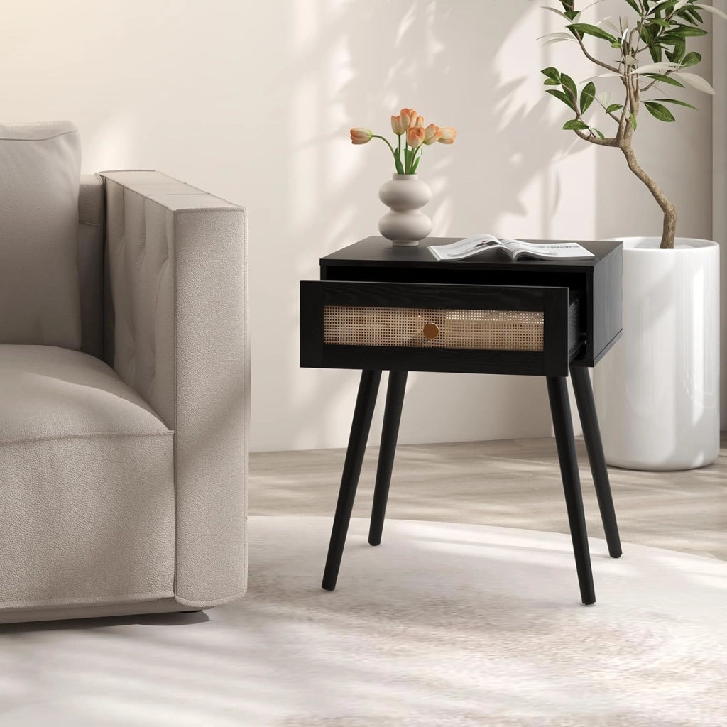 Comodino con Cassetto in Rattan, Comodino Camera da Letto in Stile Boho con Gambe in Legno di Pino, Tavolino Lato da Notte con Piedini Antiscivolo per Soggiorno, 48 x 40 x 58 cm (Nero)
