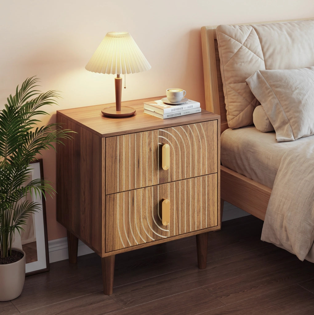 Comodino boho con 2 cassetti; decori geometrici; finitura marrone noce e maniglie dorate
