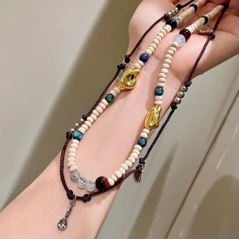 Collana a doppio strato con perline di pietra naturale e cristalli, realizzata a mano.