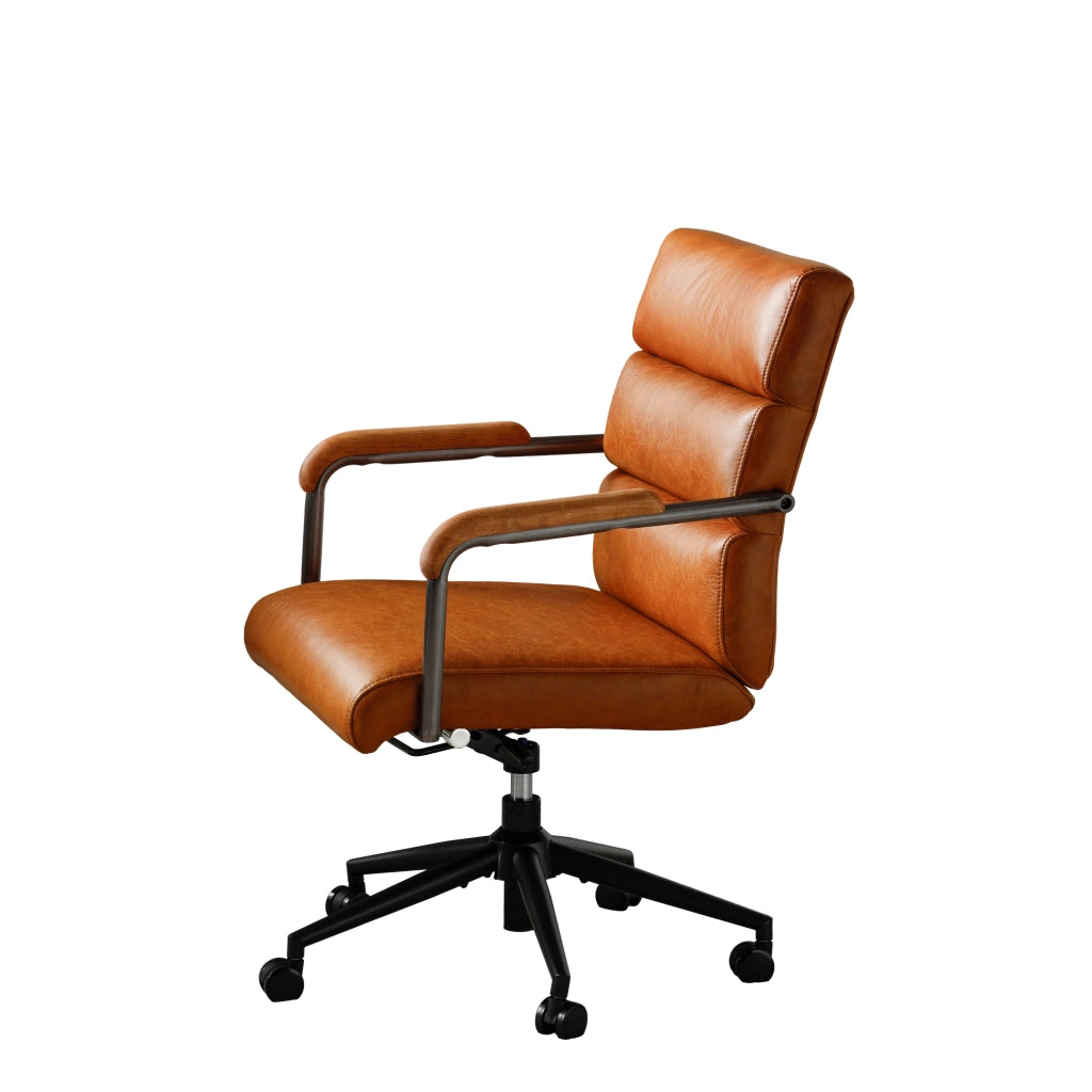 Sedia da ufficio in pelle marrone con ruote silenziose, braccioli in legno e base a 5 razze