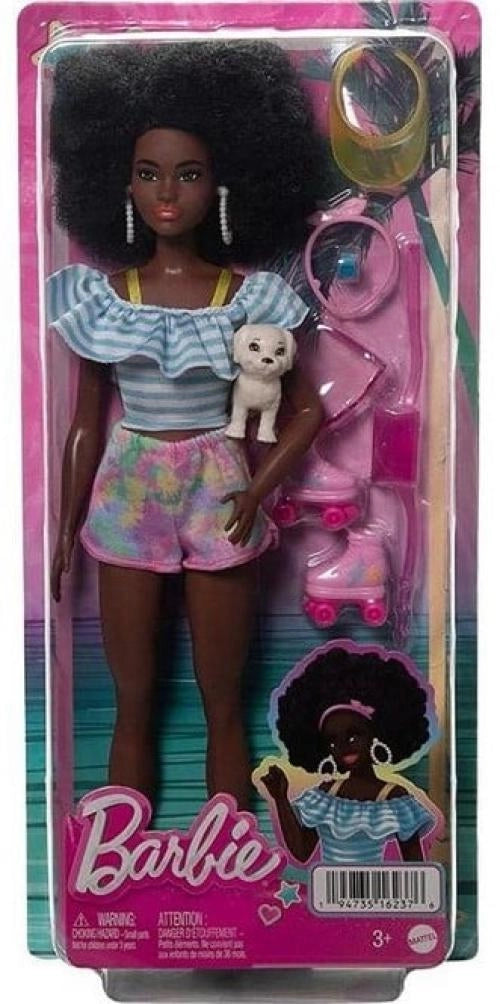 Barbie - Bambola con pattini a rotelle rosa e cucciolo, con capelli ricci neri in stile afro e outfit alla moda, indossa