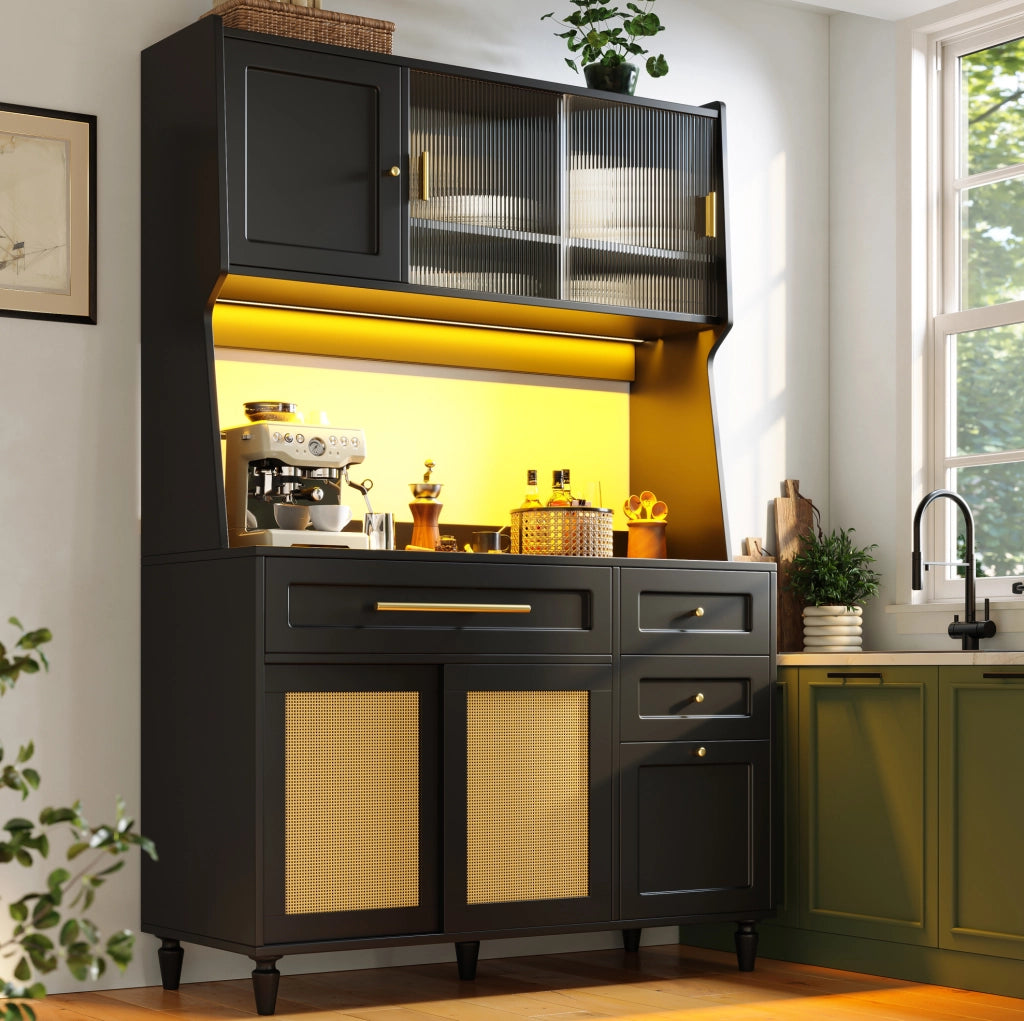 Credenza alta con LED e ante scorrevoli in rattan PE, nera