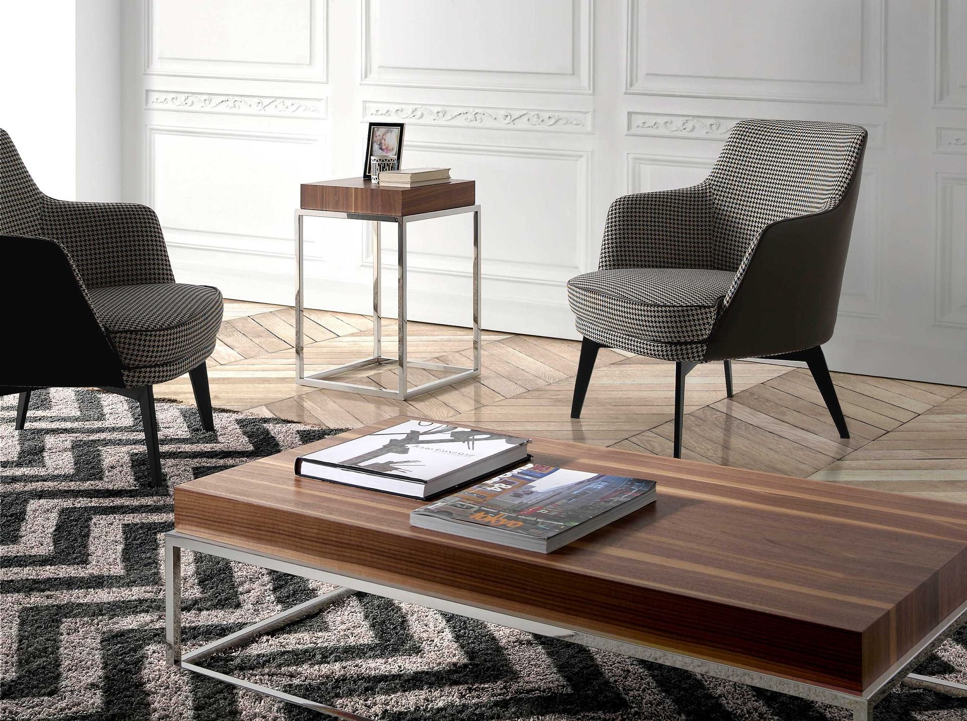 Poltrona in tessuto bianco e nero ed ecopelle marrone cioccolato