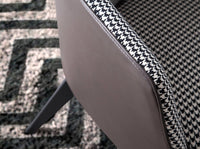 Poltrona in tessuto bianco e nero ed ecopelle marrone cioccolato