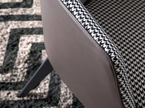 Poltrona in tessuto bianco e nero ed ecopelle marrone cioccolato