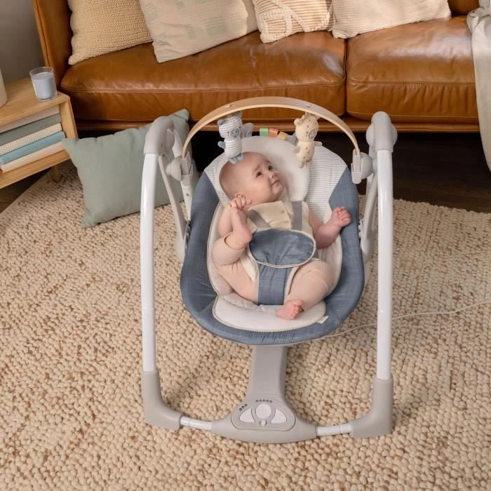 INGENUITY Altalena portatile Swing 'n Go - Arco attività rimovibile in legno proveniente da fonti sostenibili - 5 velocità - Per bambini