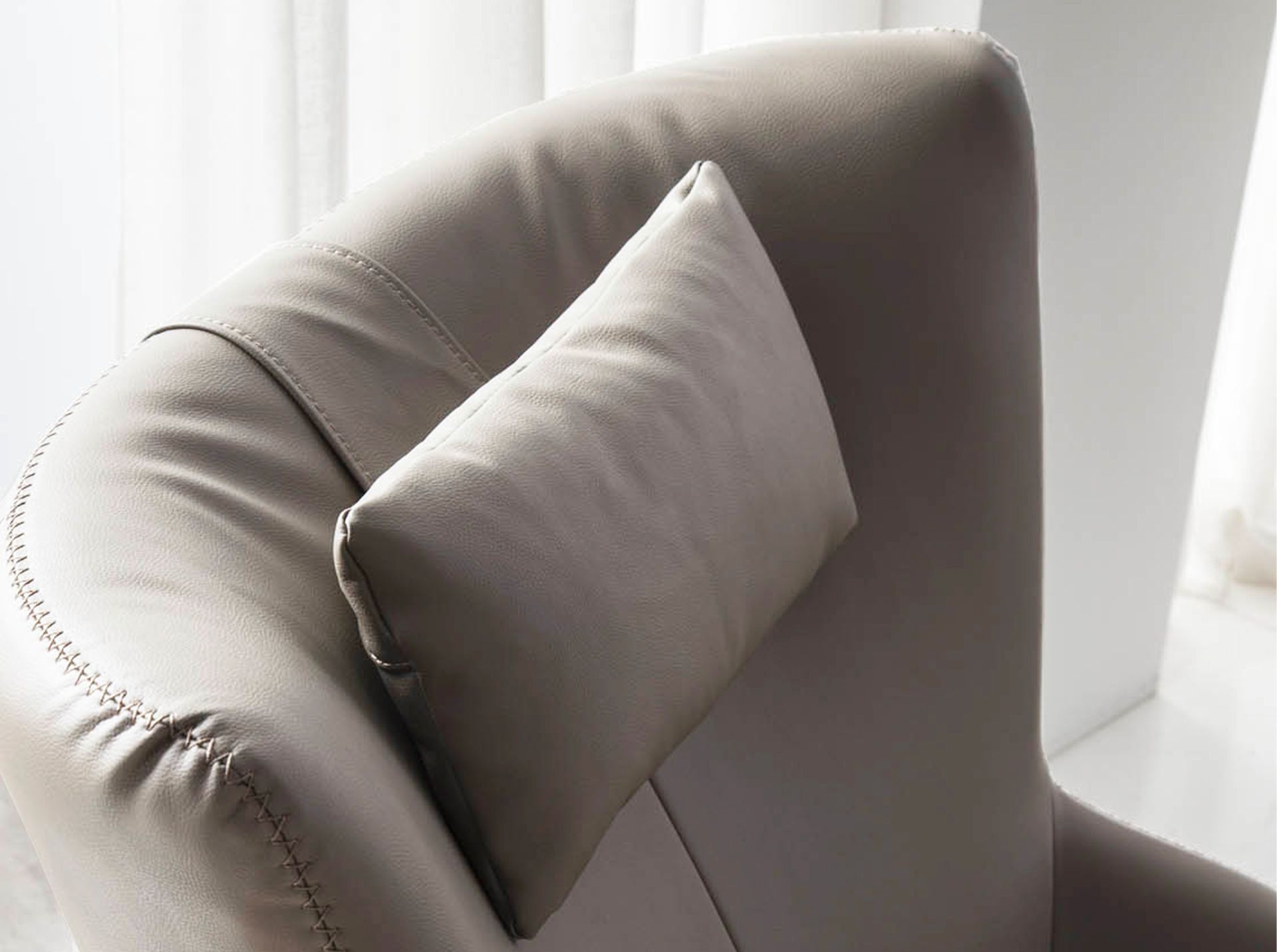 Poltrona girevole in ecopelle visone