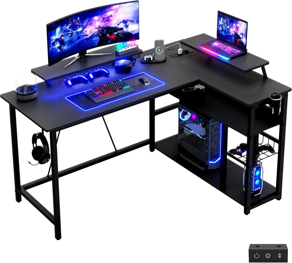 Scrivania Da Gaming Angolare 140x80 cm Supporto Doppio Monitor, Illuminazione LED, Ripiano Regolabile In Altezza, Finitura Effetto Carbonio, Scrivania PC Gamer Con Scaffali Laterali, Nero