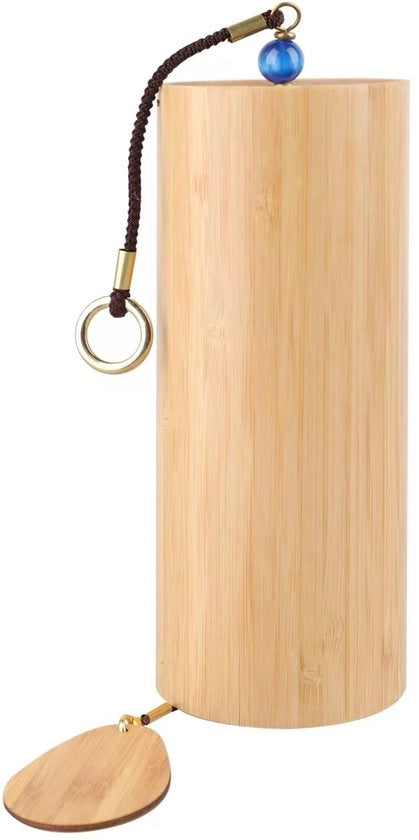 Antico gong di bambù, stile tradizionale, gong a mano con tubi di bambù e corda.