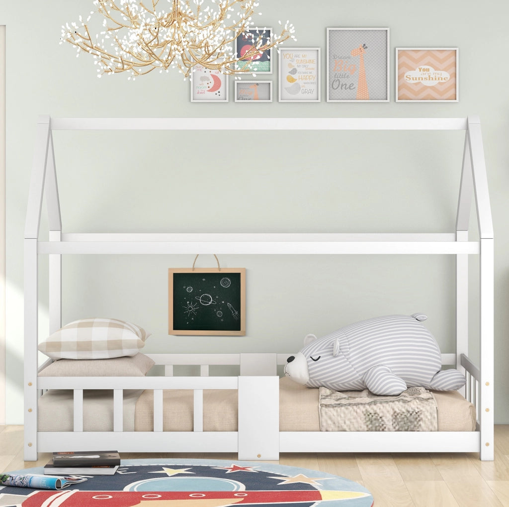 Letto per bambini a casetta 90x200 cm in legno di pino; bianco con lavagna