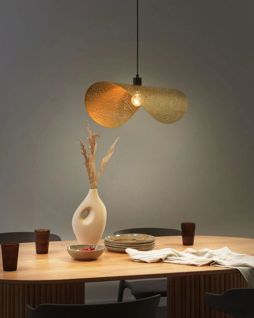 Lampadario con paralume metallico in ferro dorato per illuminazione a sospensione