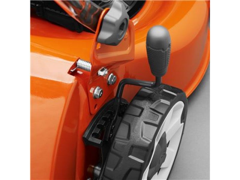 Tagliaerba a scoppio semovente Husqvarna LC140SP motore 123cc 2.6Hp taglio 40cm