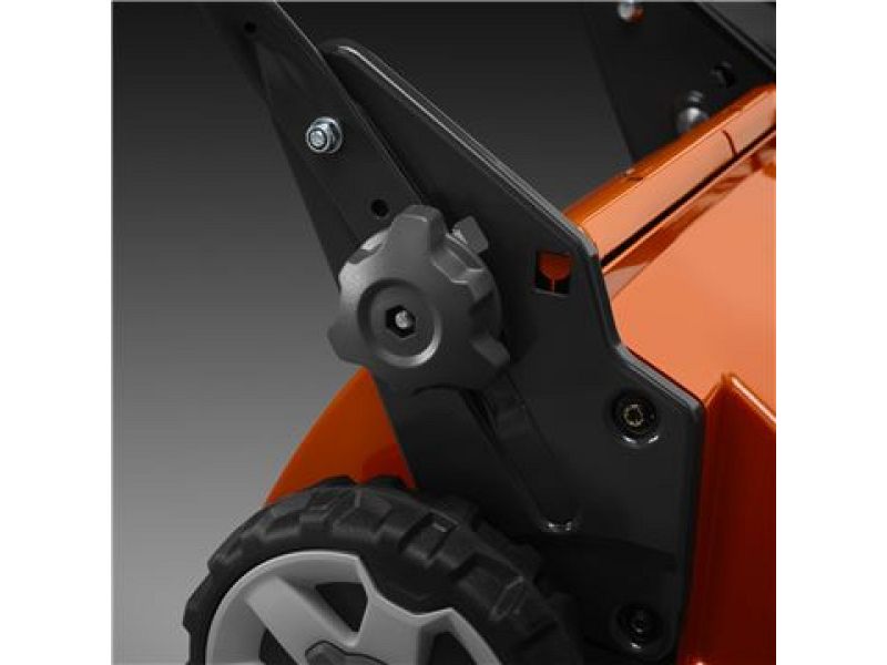 Tagliaerba a scoppio Husqvarna semovente LC247S motore 139cc 3Hp taglio 47cm