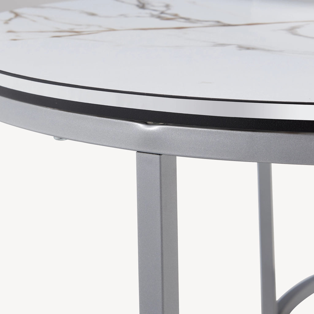 Set Skagen 2 Tavolini Sovrapponibili con Piani Rotondi e Telaio in Metallo - Effetto Marmo Bianco / Argentato [en.casa]
