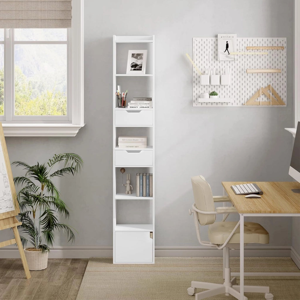 Libreria Verticale Autoportante, Scaffale Salvaspazio, Libreria Stretta e Alta, con 2 Cassetti, 6 Ripiani Aperti e 1 Scomparto con Anta, in Legno, Bianca, SK042ws