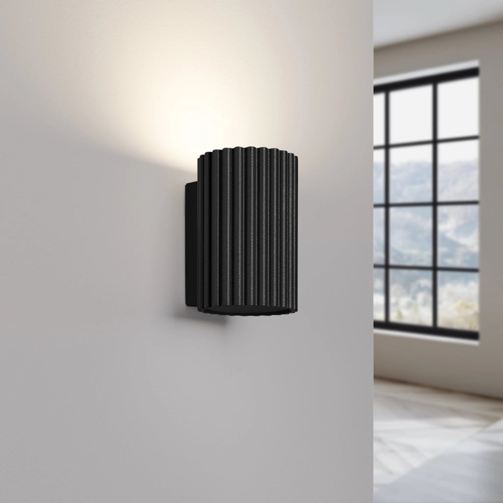 Applique moderna nera tubo zigrinato 10cm GU10 GRAVIO