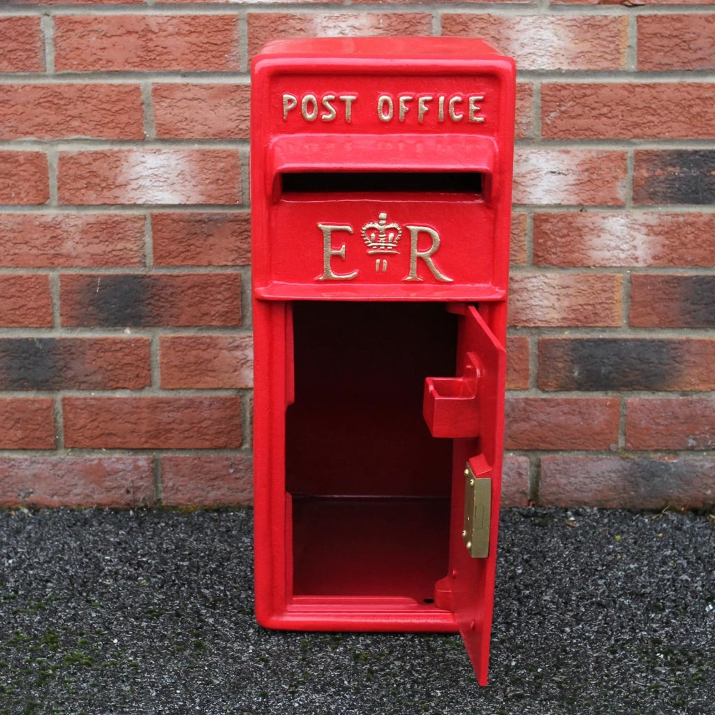 Cassetta Postale per le Lettere in Stile Britannico Inglese in Ghisa da Esterno Bocchetta Lettere Standard UK - con Piedistallo - Rosso